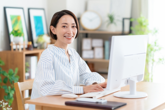 woman-smiling-desktop-pc-home-office