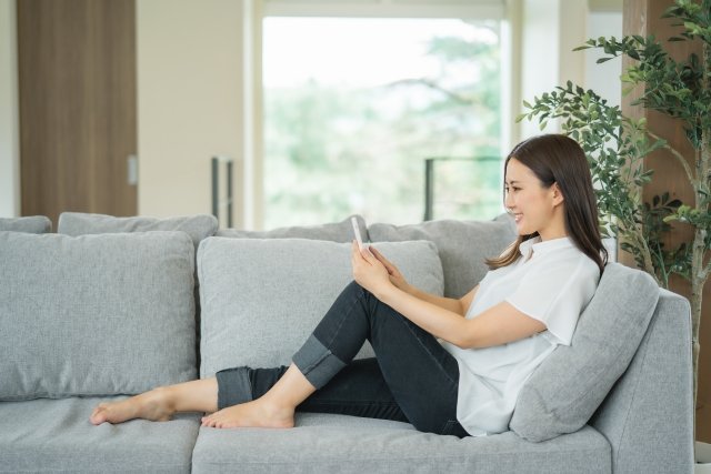 スマホで契約内容を確認する女性